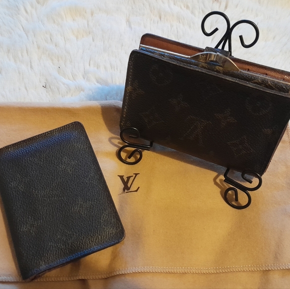 Louis Vuitton Handbags - Louis Vuitton kisslock wallet/cardholder EUC